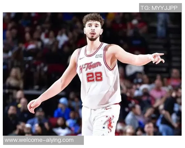 内史密斯表现稳健贡献12分关键时刻三分球助力球队胜利