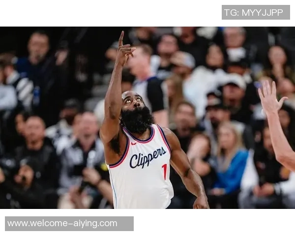 哈登训练后坚持加练超一小时展现职业精神与拼搏态度